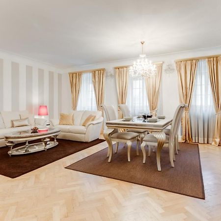 Charles Bridge Royal Apartments - Castle District Прага Екстер'єр фото