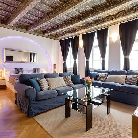 Charles Bridge Royal Apartments - Castle District Прага Екстер'єр фото