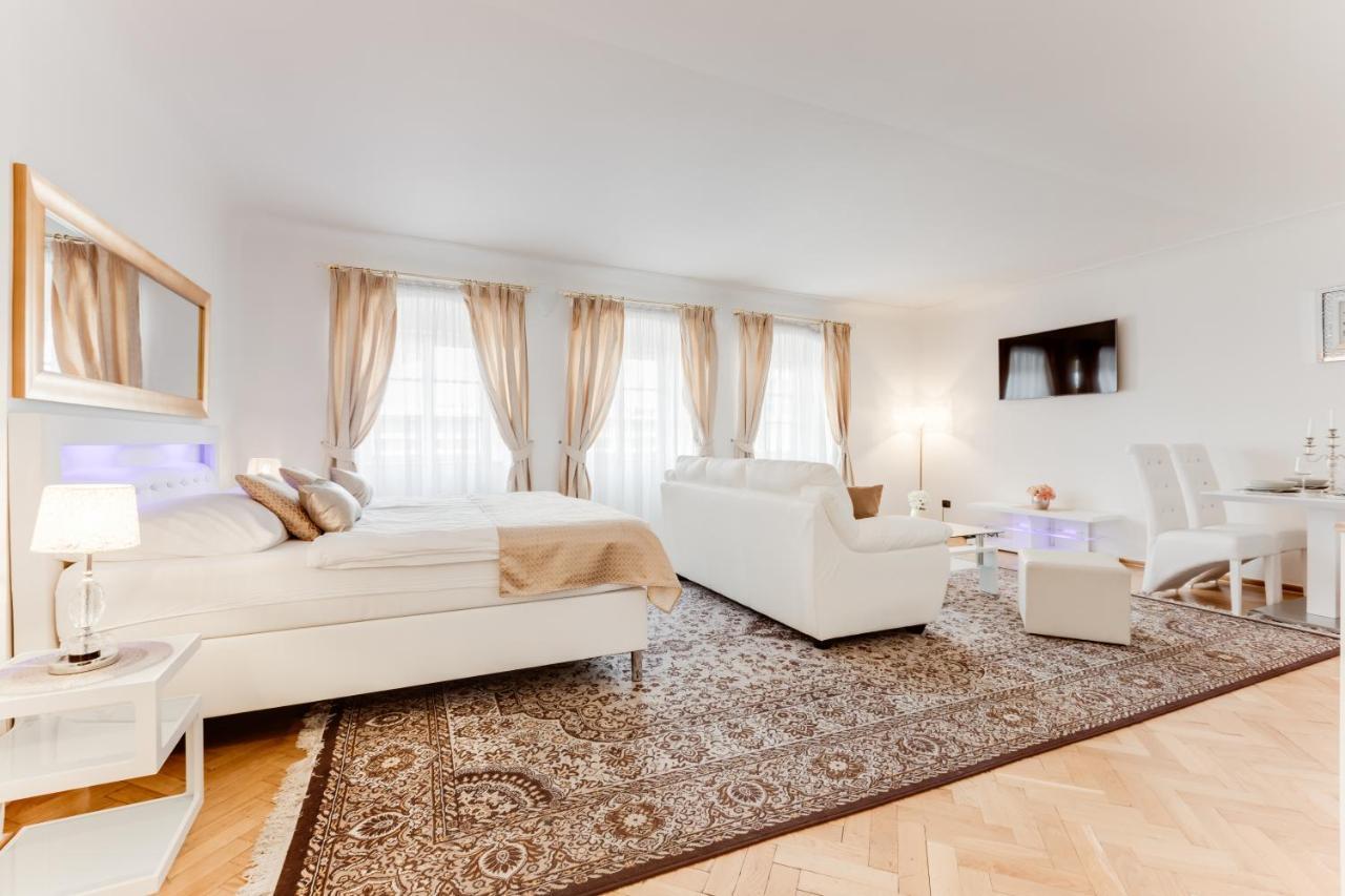 Charles Bridge Royal Apartments - Castle District Прага Екстер'єр фото