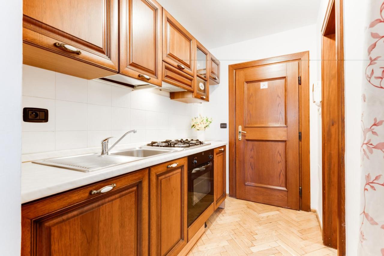 Charles Bridge Royal Apartments - Castle District Прага Екстер'єр фото