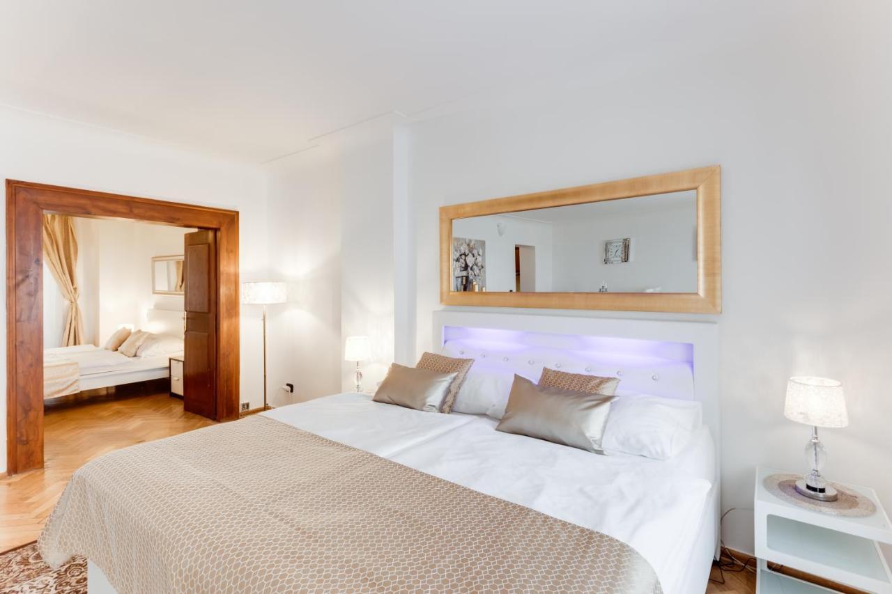Charles Bridge Royal Apartments - Castle District Прага Екстер'єр фото