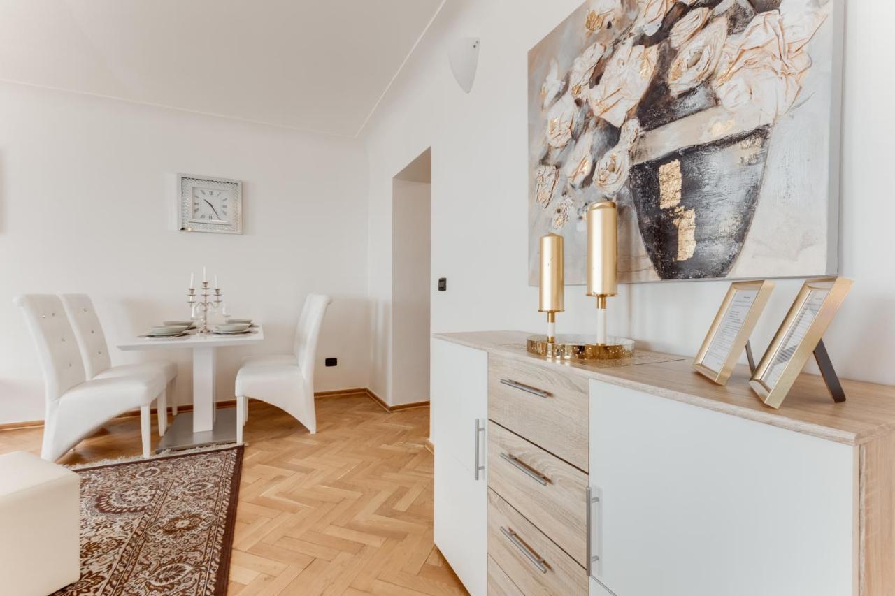 Charles Bridge Royal Apartments - Castle District Прага Екстер'єр фото