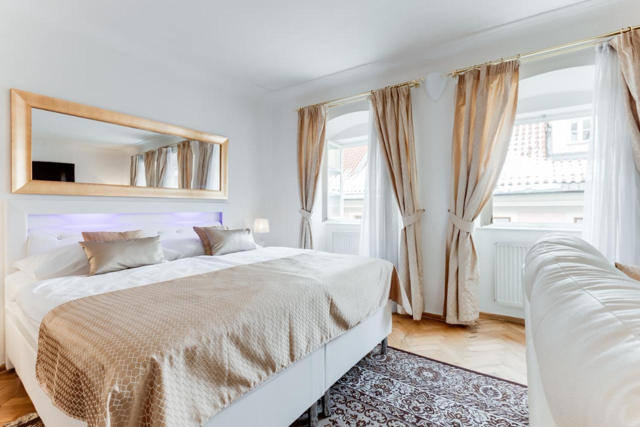 Charles Bridge Royal Apartments - Castle District Прага Екстер'єр фото