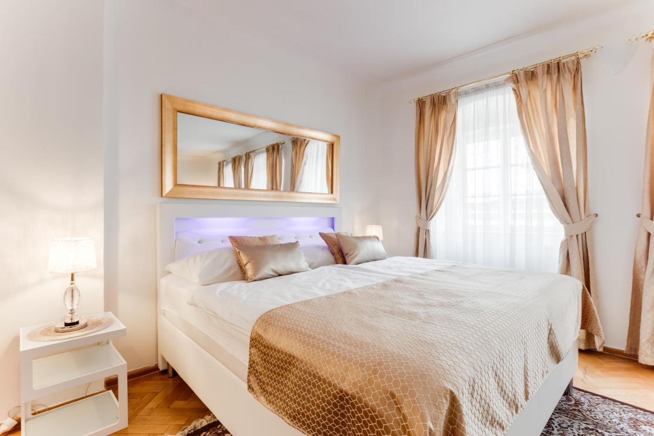 Charles Bridge Royal Apartments - Castle District Прага Екстер'єр фото