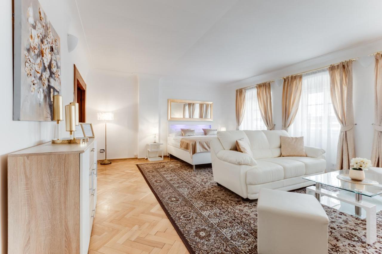 Charles Bridge Royal Apartments - Castle District Прага Екстер'єр фото
