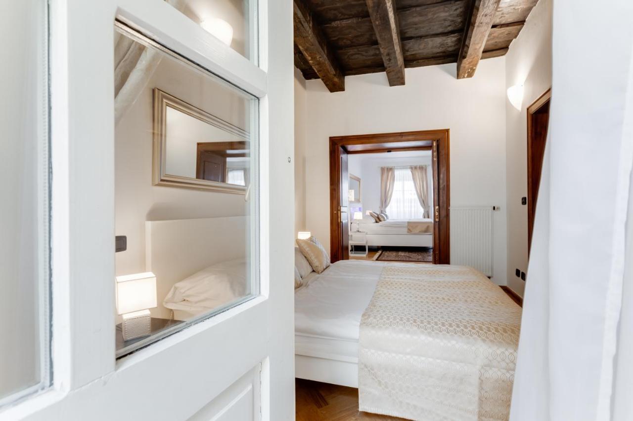 Charles Bridge Royal Apartments - Castle District Прага Екстер'єр фото
