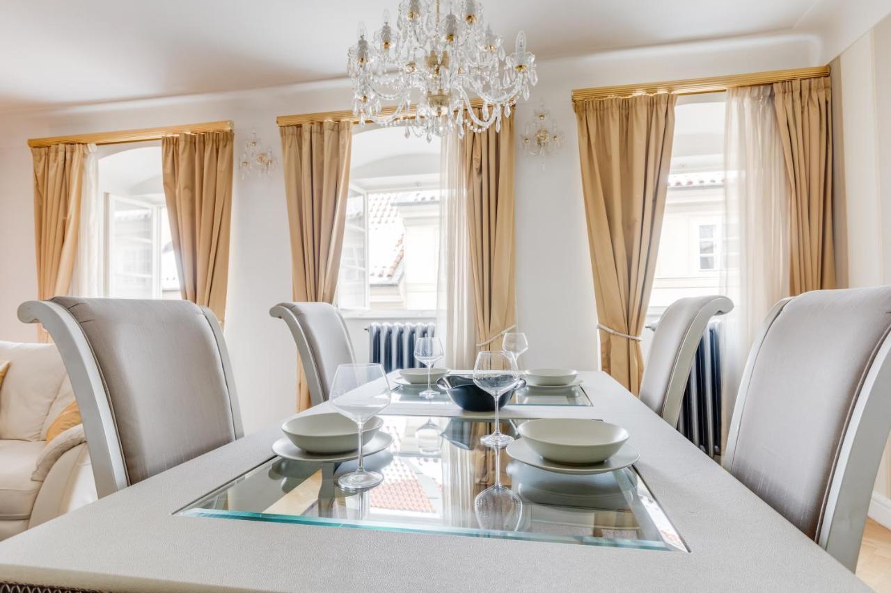 Charles Bridge Royal Apartments - Castle District Прага Екстер'єр фото