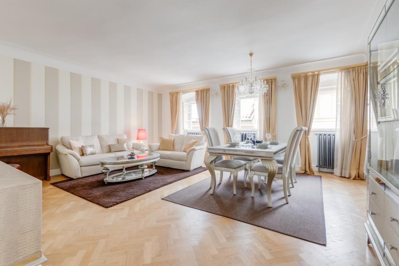 Charles Bridge Royal Apartments - Castle District Прага Екстер'єр фото