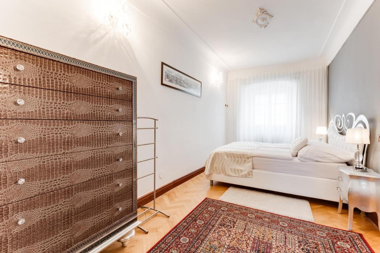 Charles Bridge Royal Apartments - Castle District Прага Екстер'єр фото