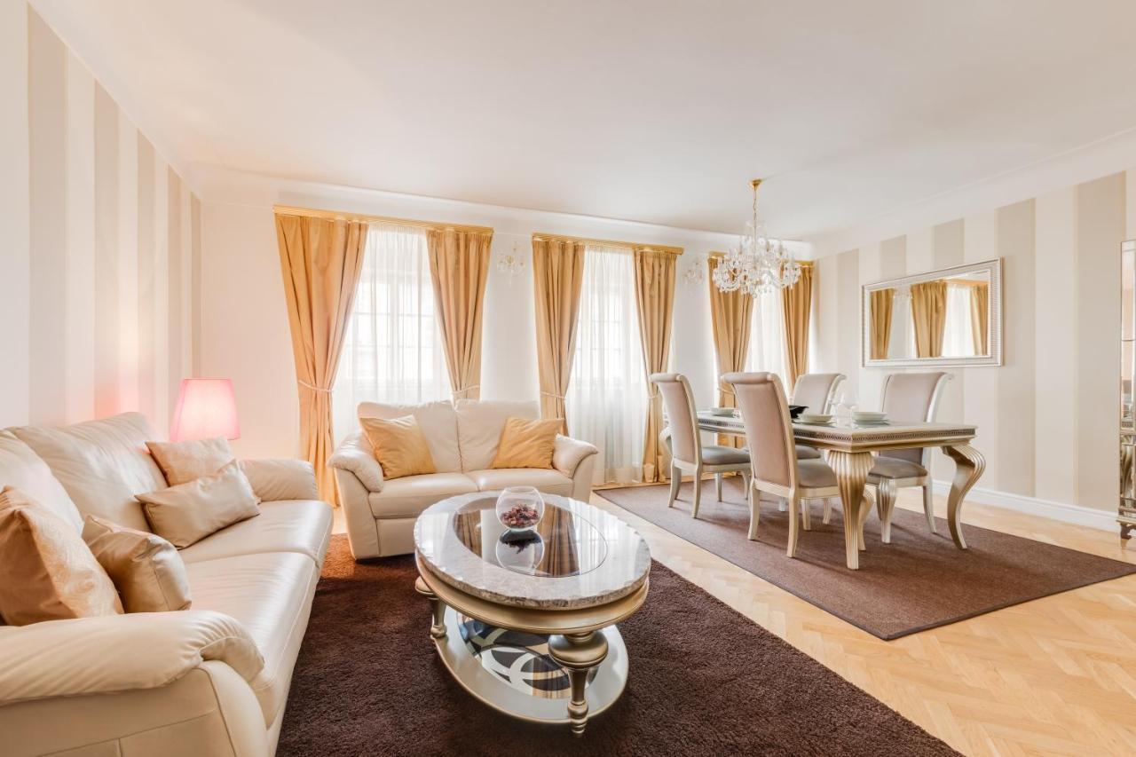 Charles Bridge Royal Apartments - Castle District Прага Екстер'єр фото