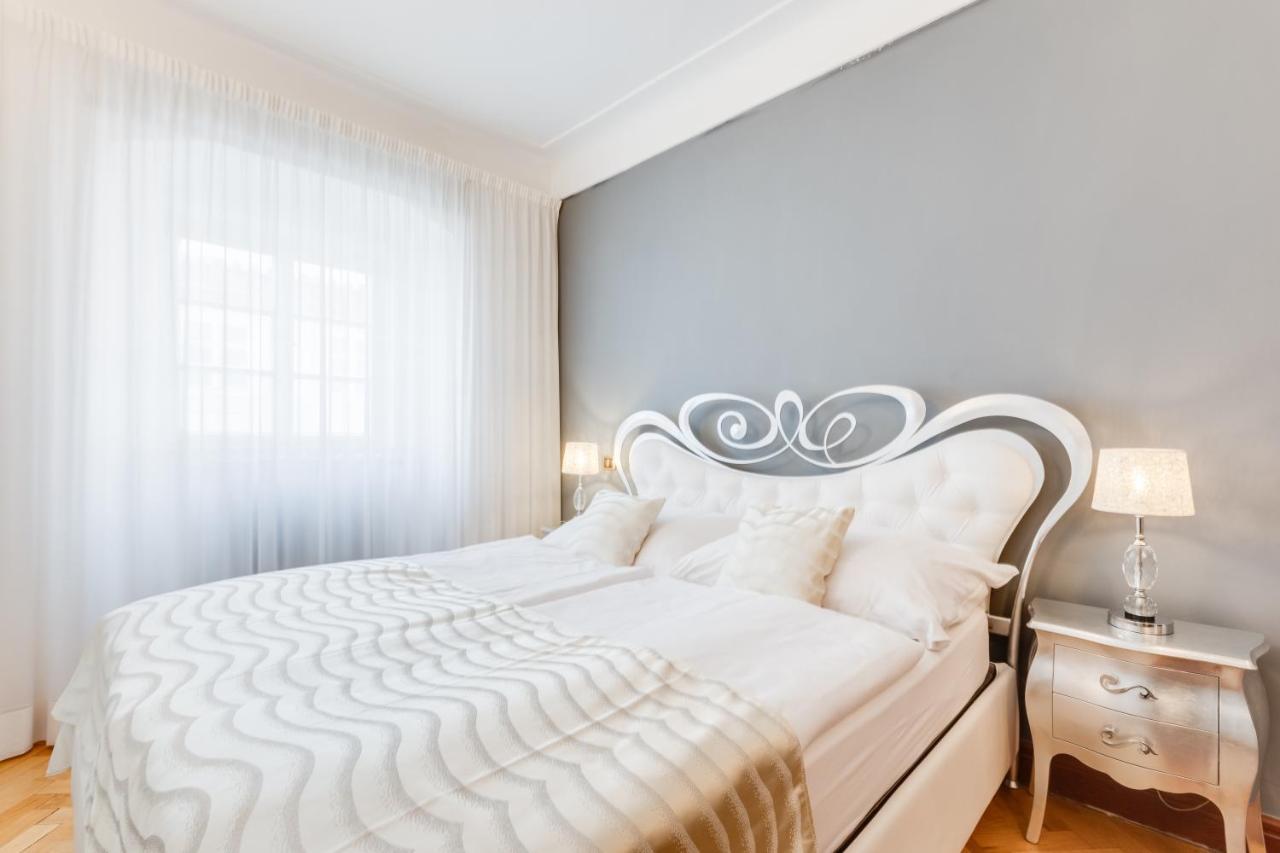 Charles Bridge Royal Apartments - Castle District Прага Екстер'єр фото