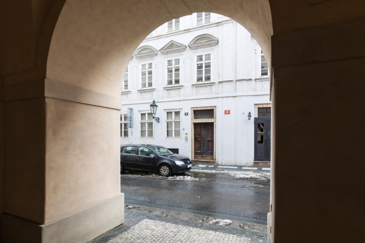 Charles Bridge Royal Apartments - Castle District Прага Екстер'єр фото