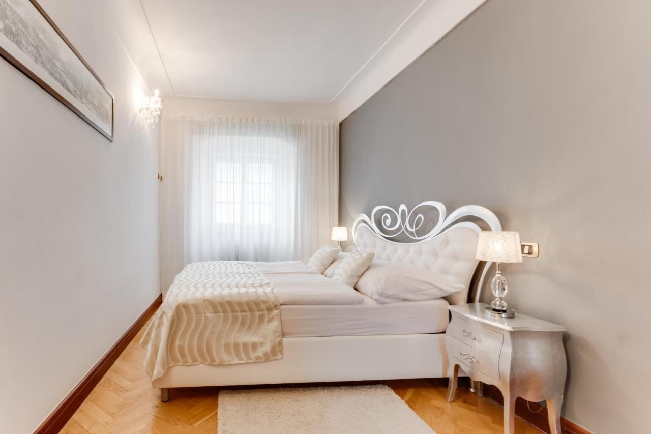 Charles Bridge Royal Apartments - Castle District Прага Екстер'єр фото