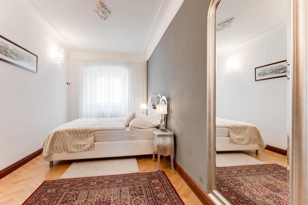 Charles Bridge Royal Apartments - Castle District Прага Екстер'єр фото