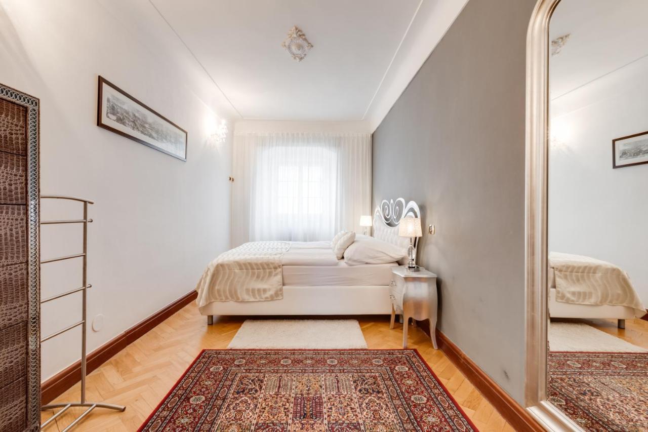 Charles Bridge Royal Apartments - Castle District Прага Екстер'єр фото