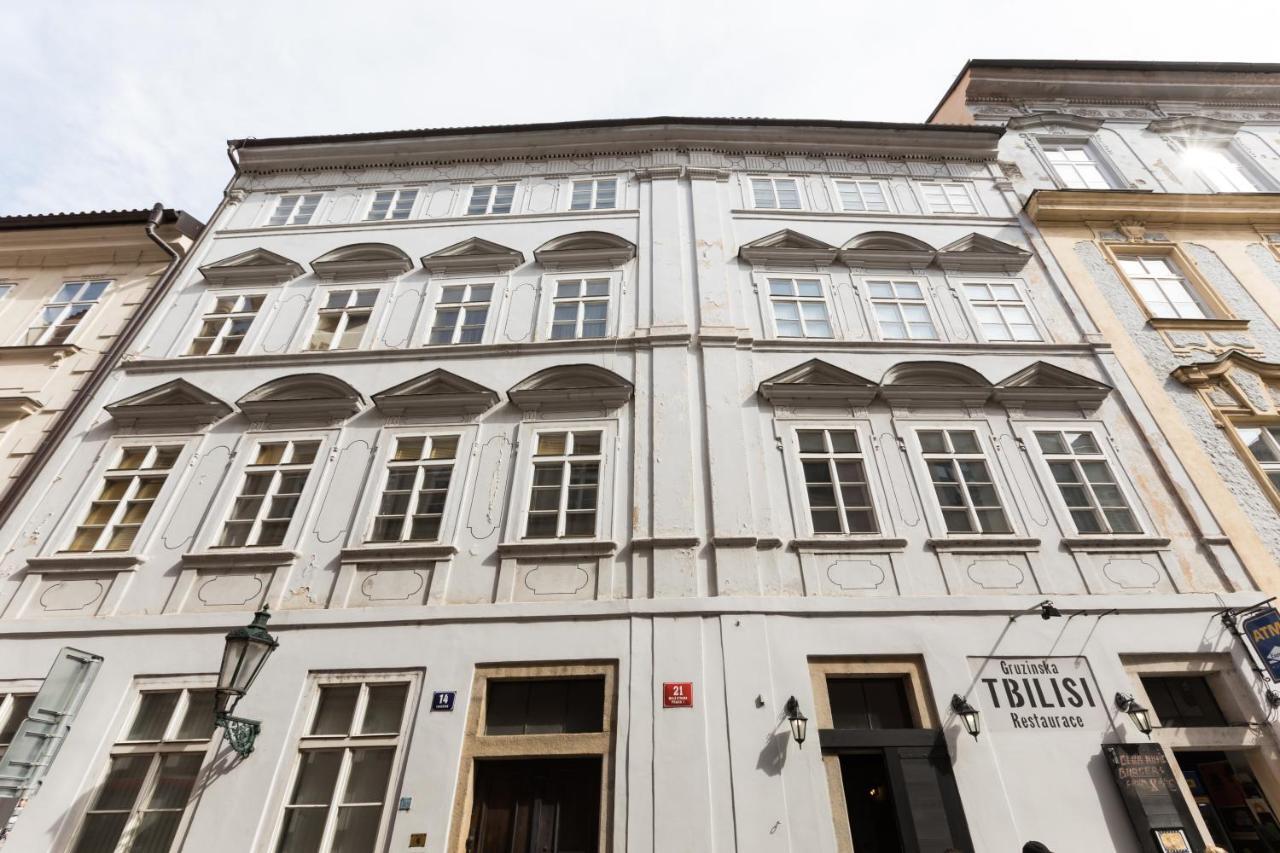 Charles Bridge Royal Apartments - Castle District Прага Екстер'єр фото