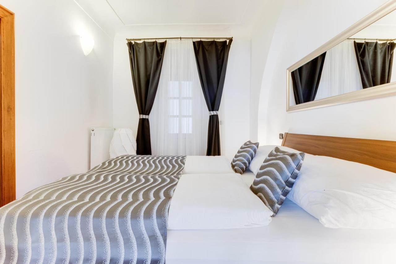 Charles Bridge Royal Apartments - Castle District Прага Екстер'єр фото