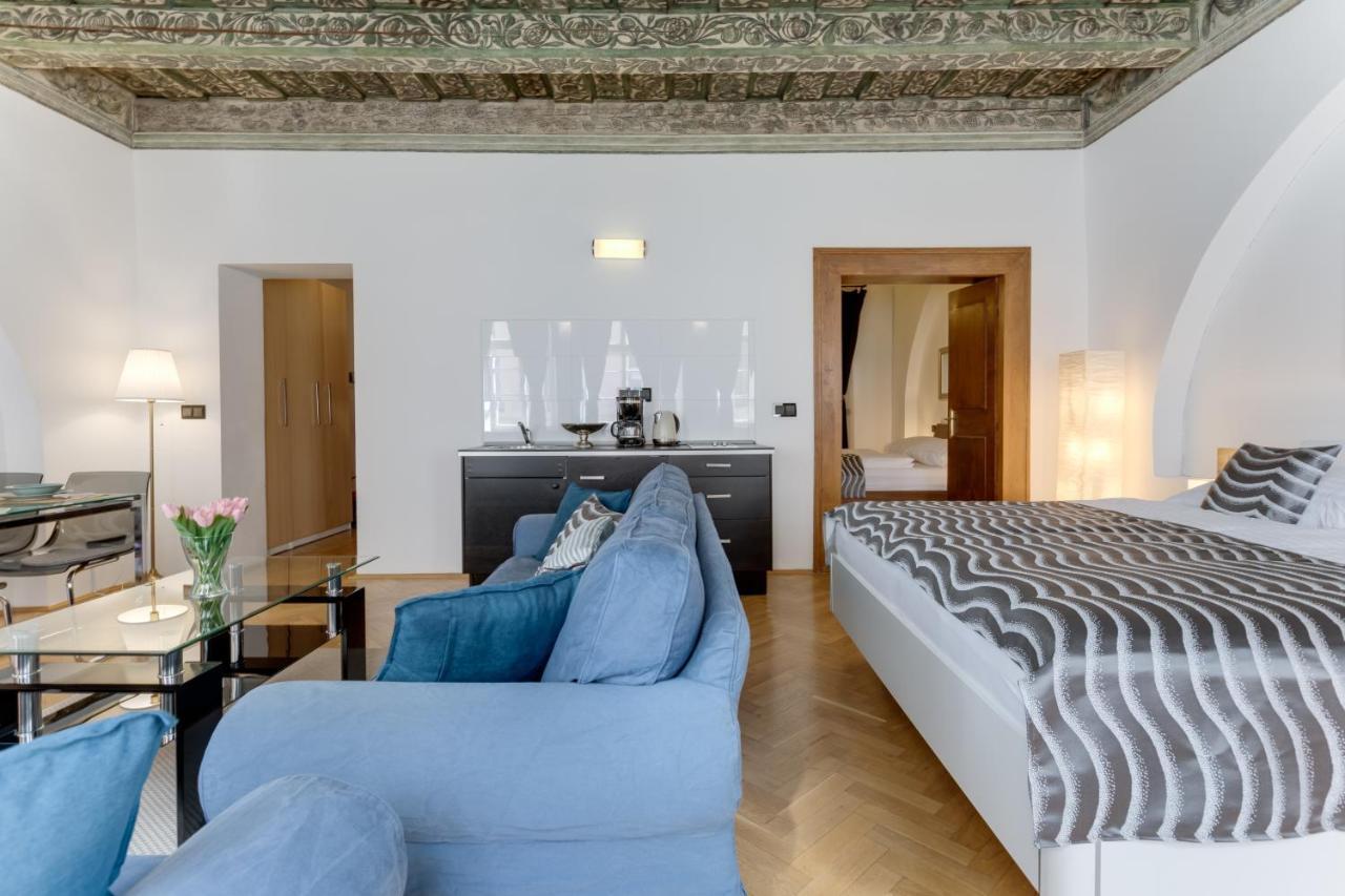 Charles Bridge Royal Apartments - Castle District Прага Екстер'єр фото