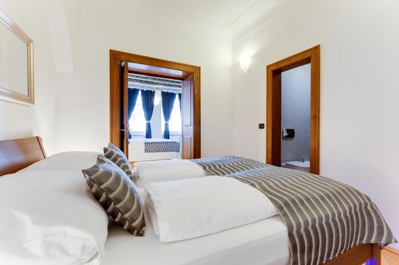 Charles Bridge Royal Apartments - Castle District Прага Екстер'єр фото
