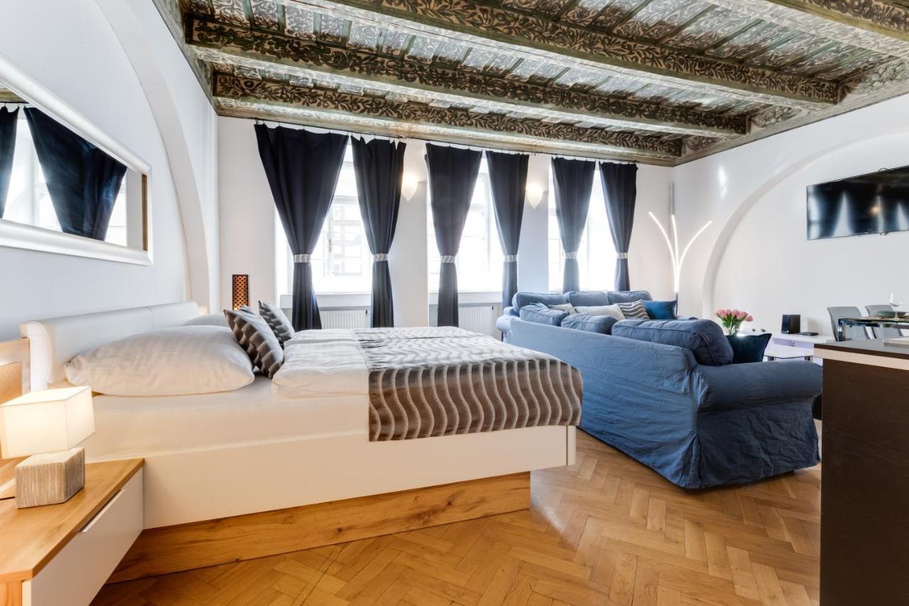 Charles Bridge Royal Apartments - Castle District Прага Екстер'єр фото