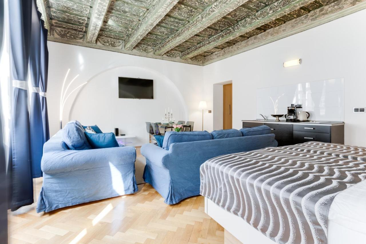 Charles Bridge Royal Apartments - Castle District Прага Екстер'єр фото