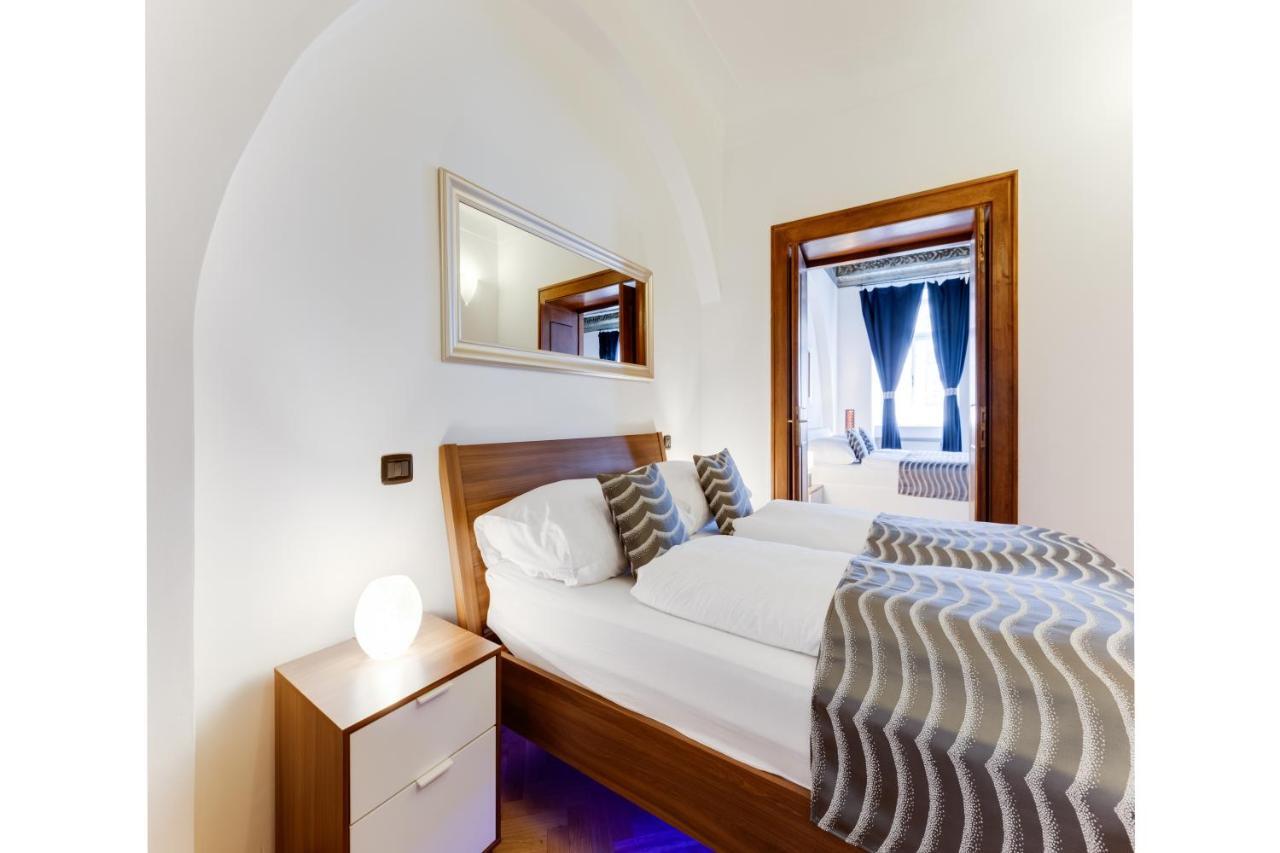 Charles Bridge Royal Apartments - Castle District Прага Екстер'єр фото