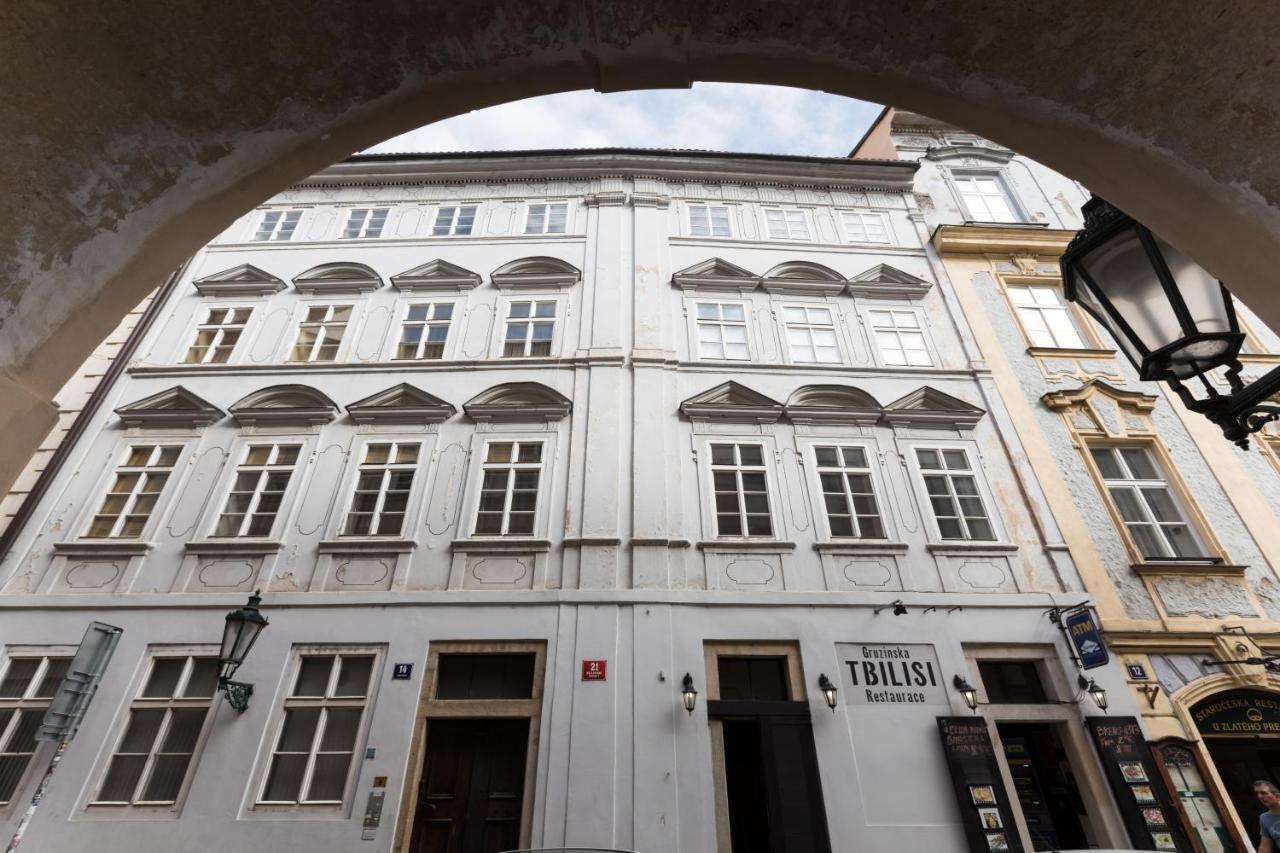 Charles Bridge Royal Apartments - Castle District Прага Екстер'єр фото