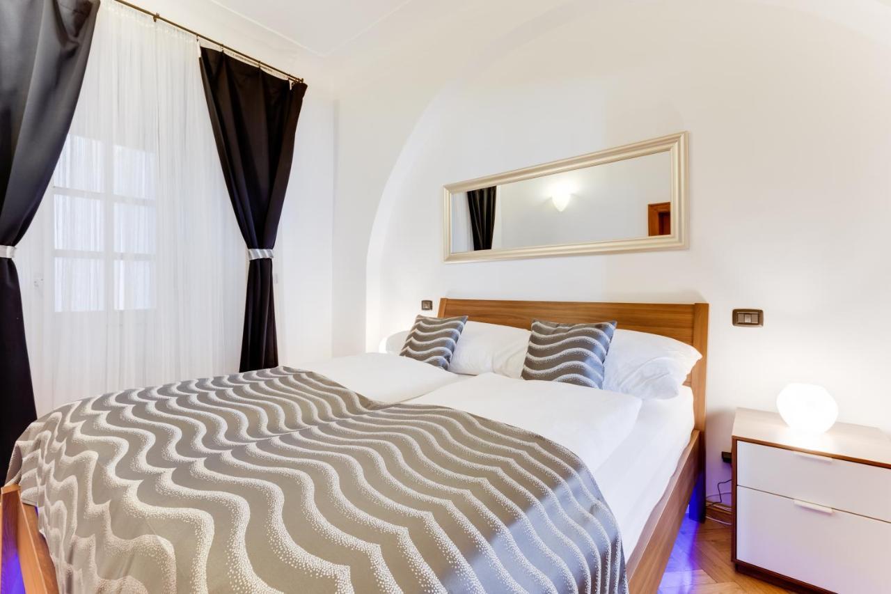 Charles Bridge Royal Apartments - Castle District Прага Екстер'єр фото