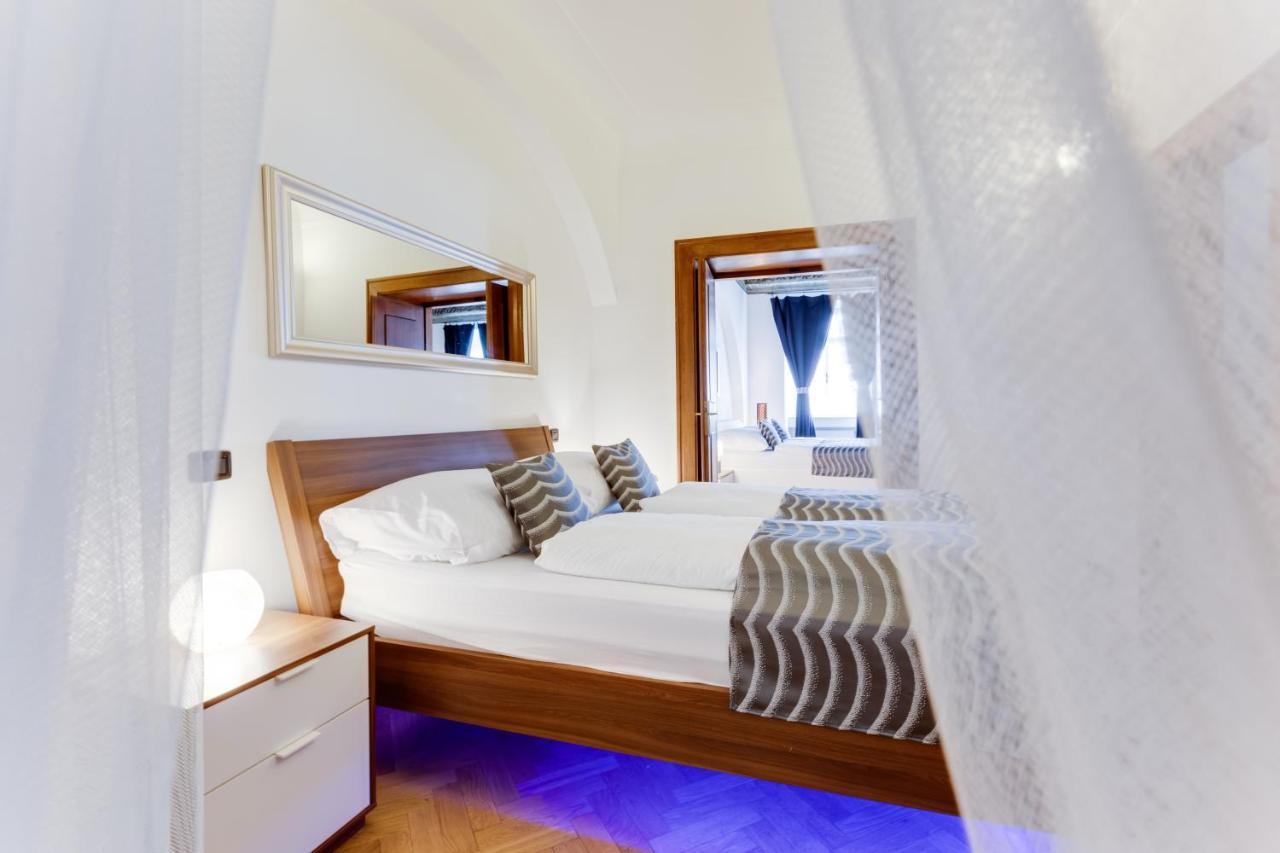 Charles Bridge Royal Apartments - Castle District Прага Екстер'єр фото